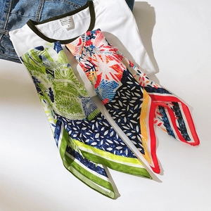 Ensemble de foulards en soie avec imprimé graffiti floral et texture lisse élégante