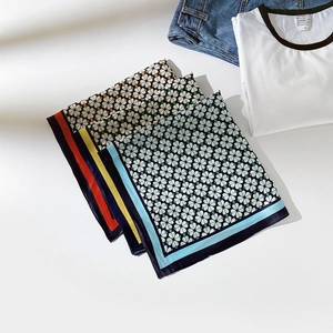 Détails de foulards carrés en soie avec imprimés marguerites en plusieurs coloris