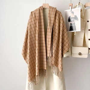 Écharpe élégante à carreaux et franges tons terre avec manteau en laine crème et sac