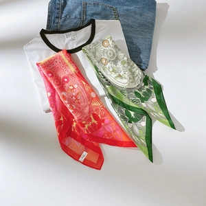 Foulards en soie imprimés à fleurs et motifs géométriques sur fond blanc élégant