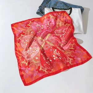 Carré en soie imprimé cœur rouge et fleurs, présenté sur un t-shirt blanc et jean