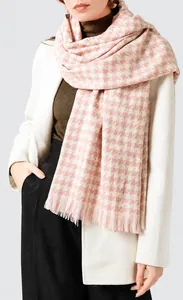 Detailansicht eines rosa-weißen Hahnentritt-Schals mit weicher Kaschmir-Textur und Fransen