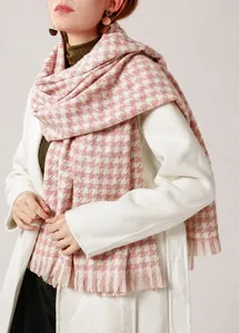Detailaufnahme des rosa Hahnentritt-Schals mit weicher Textur an einem Model