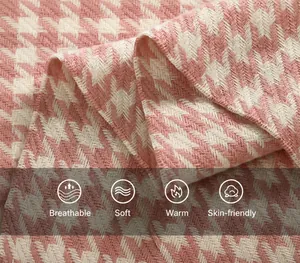 Nahaufnahme von rosa Hahnentritt-Schal zeigt weiche, atmungsaktive kaschmirähnliche Textur