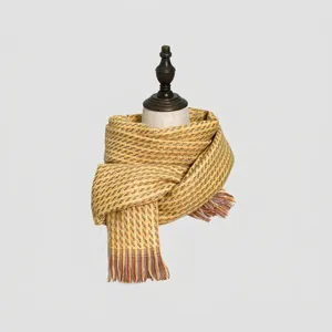 Écharpe à carreaux jaune doré en imitation cachemire avec franges sur un mannequin