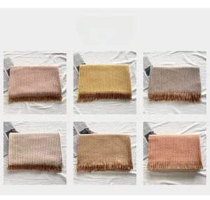 Gros plan d'écharpes en maille à chevrons en six tons pastel avec des détails à franges