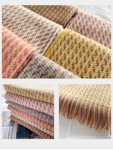 Gros plan d'écharpes à carreaux épaisses avec texture tricotée et détails de franges
