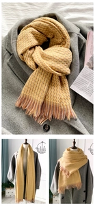 Gros plan sur l'écharpe en maille à carreaux jaune et orange, texture douce et franges