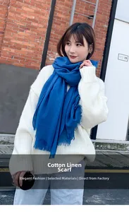 Gros plan sur la texture d'une écharpe bleue en coton et lin avec détails à franges