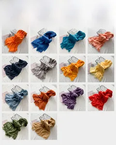 Plusieurs couleurs d'écharpes en coton et lin avec franges dans un affichage en grille