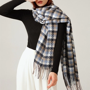 Écharpe à carreaux classique avec franges, portée par un mannequin en studio pour l'automne