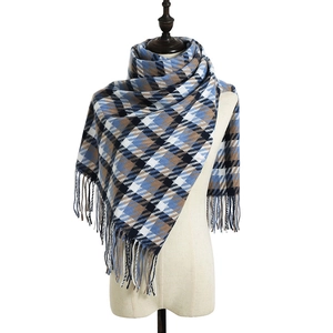Écharpe à carreaux bleue et marron avec franges douces pour un look d'automne chaud