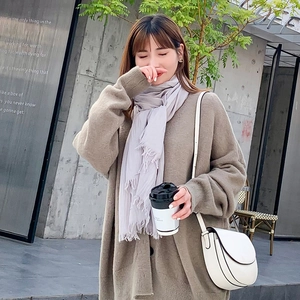 Écharpe en lin et coton lavande avec un cardigan en maille avoine pour femmes