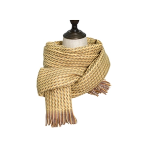 Écharpe d'hiver à carreaux jaune gingembre avec détails de glands sur fond blanc