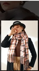 Gros plan sur le motif à carreaux rose et beige avec d'élégantes franges longues