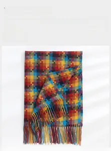 Détail de l'écharpe à carreaux multicolore avec texture brossée et détails de franges