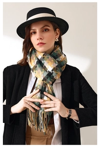 Détail de l'écharpe à carreaux avec de longues franges et une texture d'automne-hiver