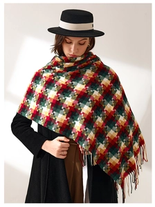Détail d'une écharpe à carreaux colorée avec des franges douces et texture chaude