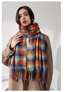 Détail d'une écharpe à carreaux colorés avec franges sur un manteau classique en laine