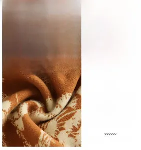 Detailaufnahme der weichen Kaschmir-ähnlichen Strickoberfläche in Karamell und Creme