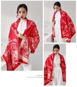 Detail eines roten Schals mit Blumenmuster, Fransen und weißen Toile-de-Jouy-Motiven
