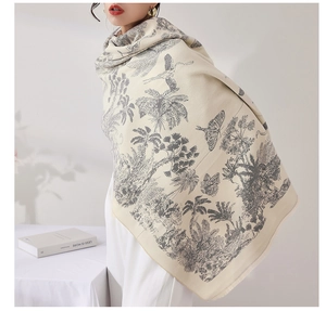 Detailaufnahme eines cremefarbenen Pashminas mit grauen tropischen Dschungel- und Vogelmotiven