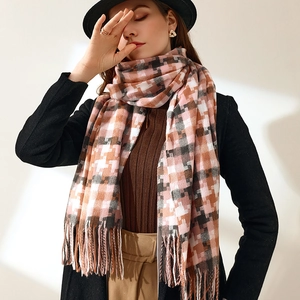 Écharpe d'hiver à carreaux rose et marron avec franges sur mannequin portant un manteau noir