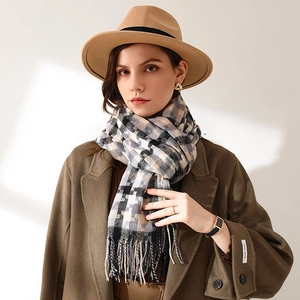 Écharpe classique à motif pied-de-poule et franges associée à un chapeau fedora