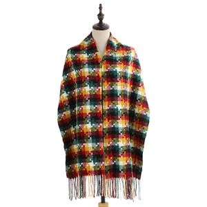 Écharpe d'hiver à carreaux colorés avec franges présentée sur un mannequin de mode