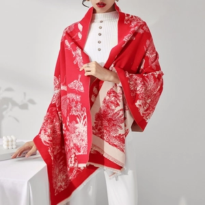 Eleganter rot-beiger Jacquard-Schal mit Quastenfransen vor weißem Hintergrund