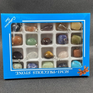 Coffret de 20 pendentifs en pierres semi-précieuses avec boucles en métal en boîte bleue
