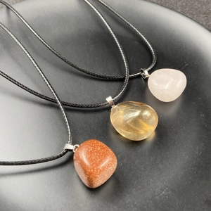 Ensemble de pendentifs en pierres naturelles avec cordons noirs et finition polie
