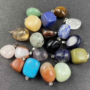 Lot de 20 pendentifs en cristal naturel assortis avec pierres polies et fermoirs métal