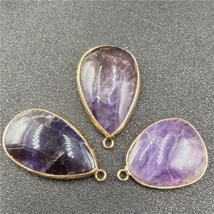 Collier Pendentif En Améthyste Naturelle Pierre Irrégulière Avec Bordure En Métal Doré Bijoux Élégants Pour Femmes