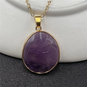 Collier avec pendentif améthyste violette brute irrégulière et chaîne en métal doré