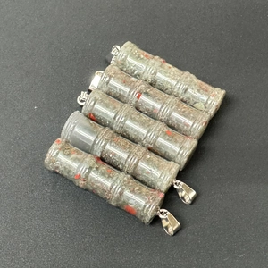 Set mit fünf Blutstein-Bambusanhängern mit Silberverschlüssen und roten Flecken