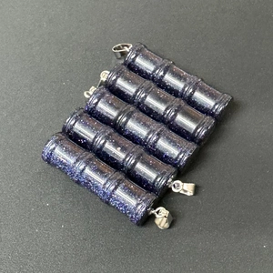 Blaufluss-Anhänger in Bambusform mit glitzerndem Sandeffekt und Silberverschluss