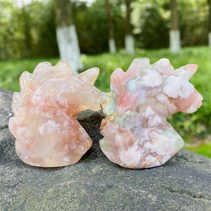 Ornamenti testa di unicorno intagliati a mano in agata fiori di ciliegio su roccia