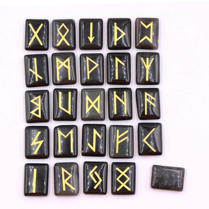 Set aus 25 polierten schwarzen Obsidian-Runensteinen mit goldgravierten Wahrsagesymbolen