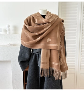 Détail d'une écharpe d'hiver chaude avec motif ours et cœur jacquard marron double face