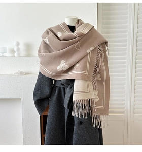 Détail de l'écharpe jacquard double face ours et cœur avec franges sur châle camel