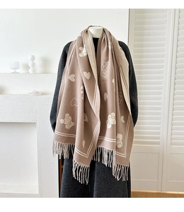 Détails de l'écharpe d'hiver jacquard avec motifs d'ours et bordures à franges souples