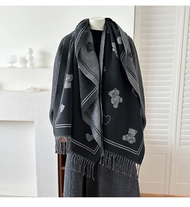 Détail d'une écharpe d'hiver avec motifs d'ours en jacquard et franges épaisses