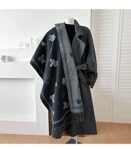 Détail de l'écharpe gris anthracite avec motif ours en jacquard et franges sur mannequin