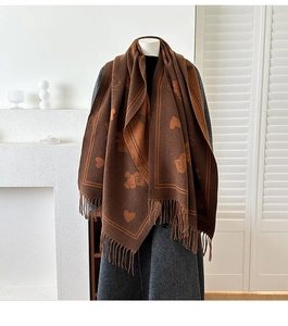 Vue détaillée du châle jacquard marron foncé avec motifs d'ours, cœurs et franges