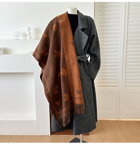 Détail d'écharpe jacquard ours et cœurs avec franges sur manteau gris pour l'hiver