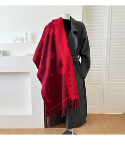 Détails de motifs de cœurs et d'ours rouges avec franges sur un châle d'hiver