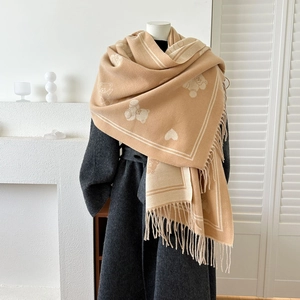 Châle chaud aspect cachemire à motif jacquard ours et cœurs avec des franges élégantes
