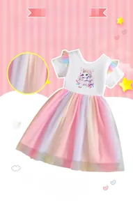 Détail d'une robe licorne pour fille avec jupe en tulle arc-en-ciel et manches volantées