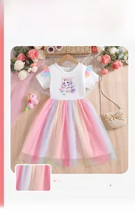 Détail d'une robe licorne pour fille avec volants arc-en-ciel et jupe en tulle dégradé